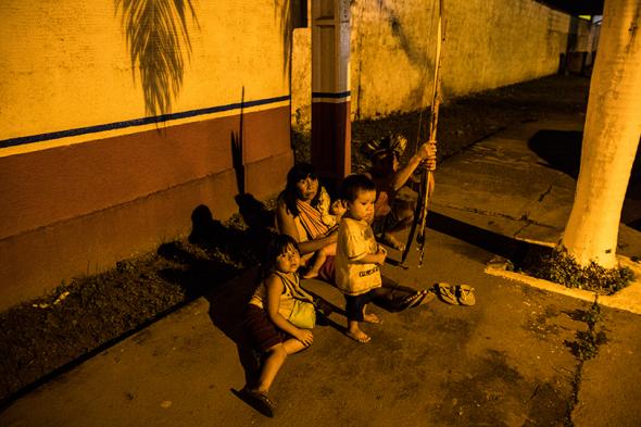 An Indigenous family living on the streets of Altamira. 